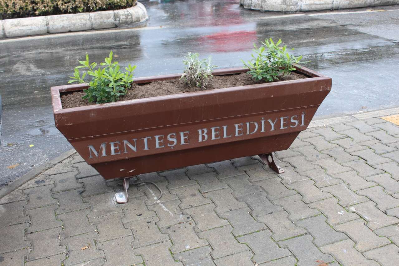 Menteşe’de Kaldırım İşgaline Çözüm: Saksılar Çivilenerek Sabitlendi 1